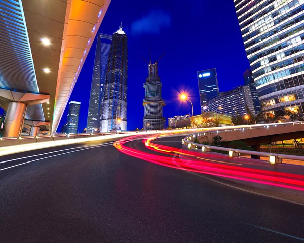 Superfície de estrada vazia com edifícios da cidade de shanghai lujiazui — Fotografia de Stock