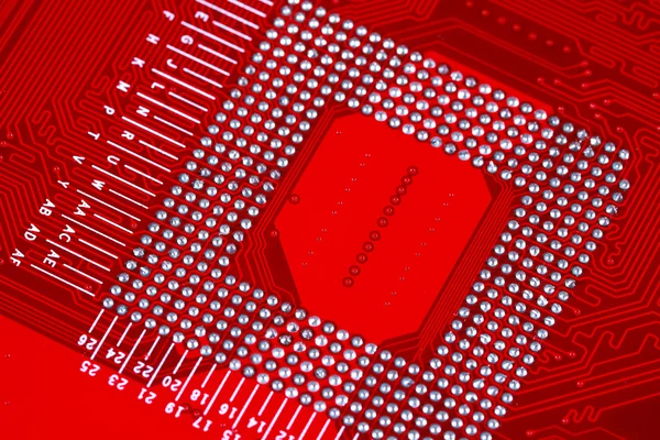 Крупним планом червона електронна плата з процесором — стокове фото