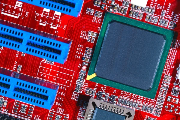 Primer plano del circuito de placa madre electrónica roja con procesador —  Fotos de Stock