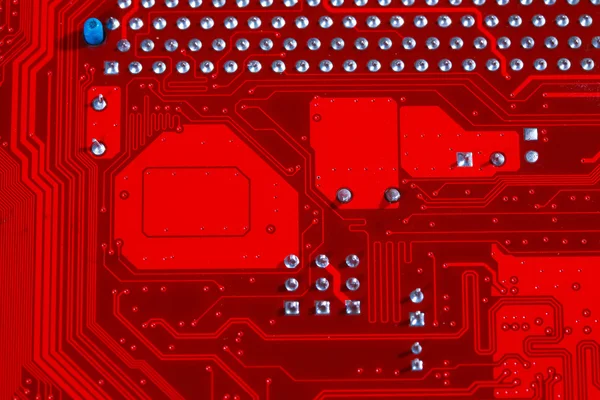 Крупный план схемы красной электронной материнской платы с процессором — стоковое фото