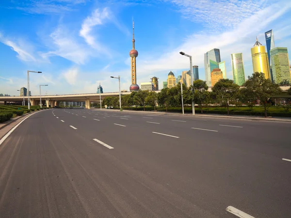 Prázdná cesta s Shanghai Lujiazui město budov — Stock fotografie