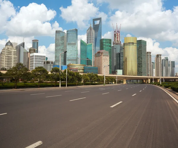 Superficie de la carretera vacía con edificios de la ciudad shanghai bund — Foto de Stock