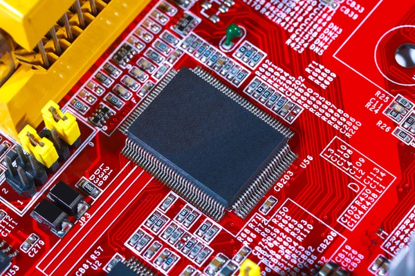 Primer plano del circuito de placa madre electrónica roja con procesador — Foto de Stock