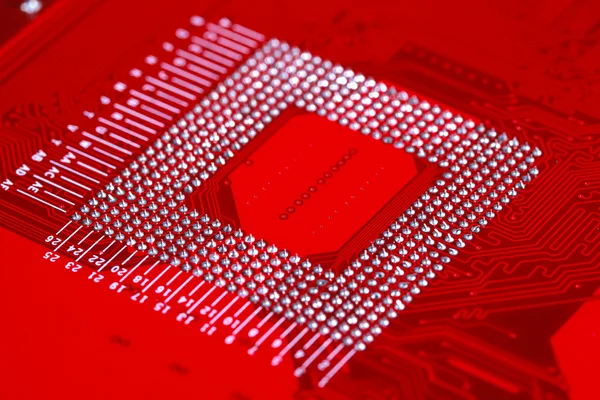 Крупним планом червона електронна плата з процесором — стокове фото