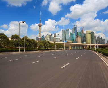 Boş yol yüzeyi ile shanghai bund şehir binaları 