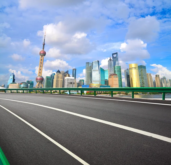 Leere Straße mit Gebäuden der Stadt Shanghai Lujiazui — Stockfoto