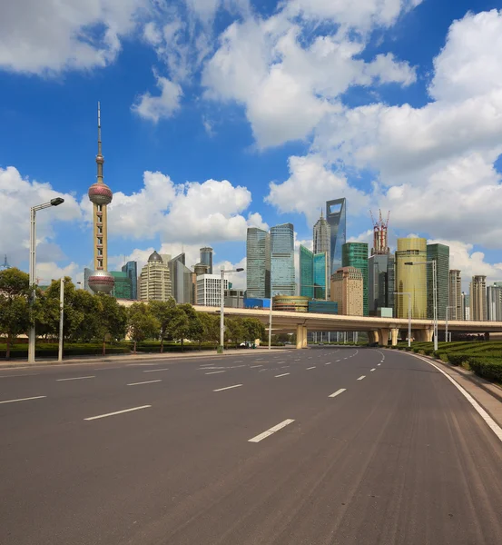 Superficie stradale vuota con shanghai bund edifici della città — Foto Stock