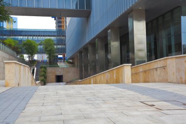 Boş yol yüzeyi ile modern ofis binaları arka plan