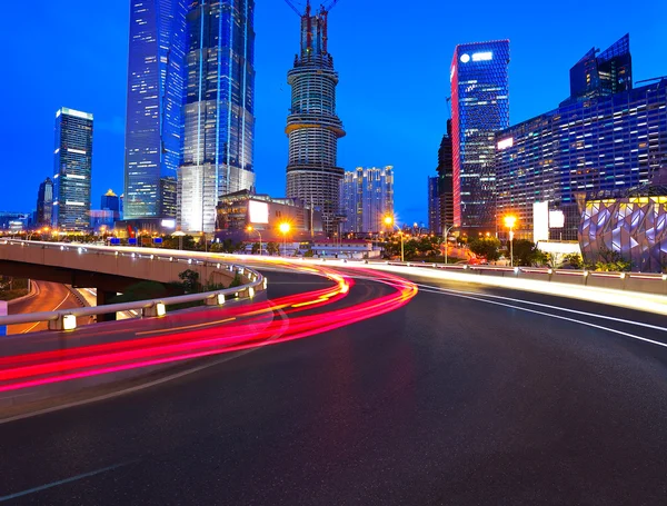 Lege wegdek met shanghai lujiazui stad gebouwen — Stockfoto