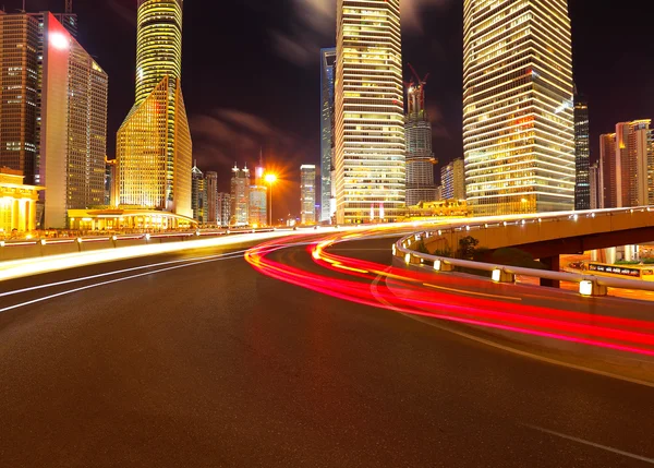 Prázdné vozovkou s shanghai lujiazui městské budovy — Stock fotografie