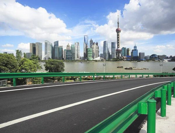 Leere Straßenoberfläche mit Gebäuden der Shanghai-Bund-Stadt — Stockfoto