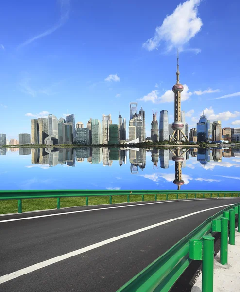 Tyhjä tien pinta shanghai bund kaupunkirakennuksia — kuvapankkivalokuva