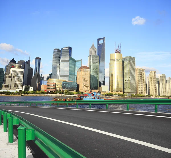 Lege wegdek met shanghai bund stad gebouwen — Stockfoto