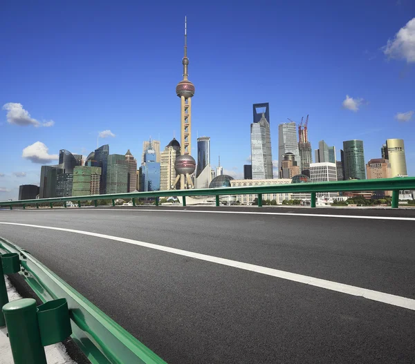 Empty road surface with shanghai bund city buildings — Stock Photo, Image