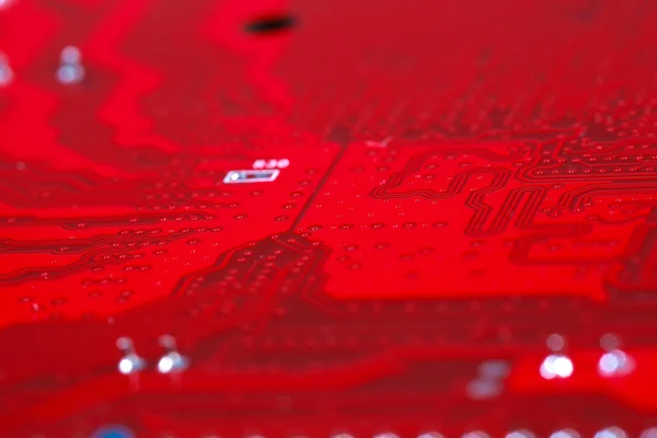 Close-up van rode elektronische moederbord circuit met processor — Stockfoto