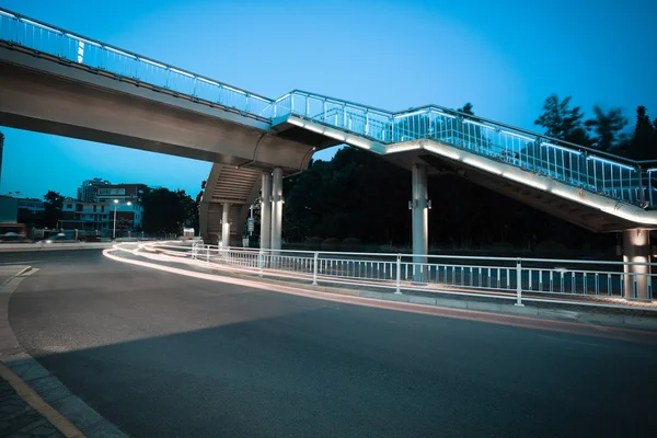 城市人行天桥和道路交叉口的夜景 — 图库照片