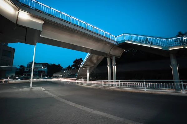 Passerella urbana e incrocio stradale della scena notturna — Foto Stock