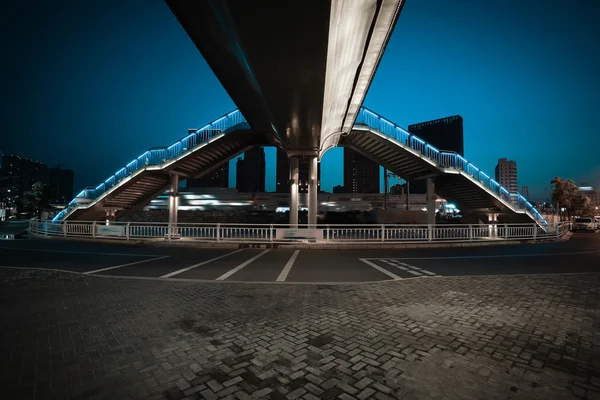 Gece sahne kentsel yaya köprüsü ve yol kavşağı — Stok fotoğraf