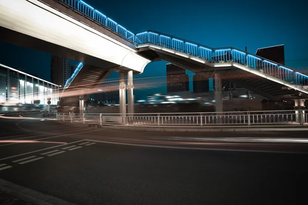 Gece sahne kentsel yaya köprüsü ve yol kavşağı — Stok fotoğraf