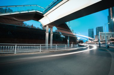 Gece sahne kentsel yaya köprüsü ve yol kavşağı