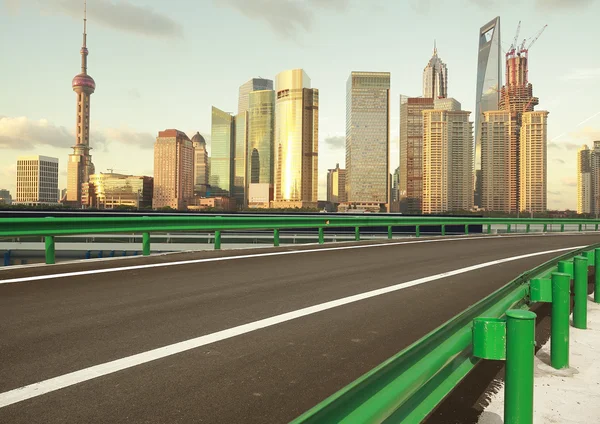 Leere Straßenoberfläche mit Gebäuden der Shanghai-Bund-Stadt — Stockfoto