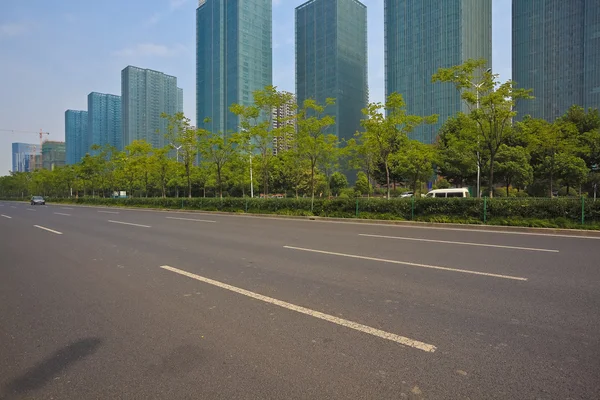 Superficie de la carretera vacía con edificios modernos de la ciudad fondo —  Fotos de Stock