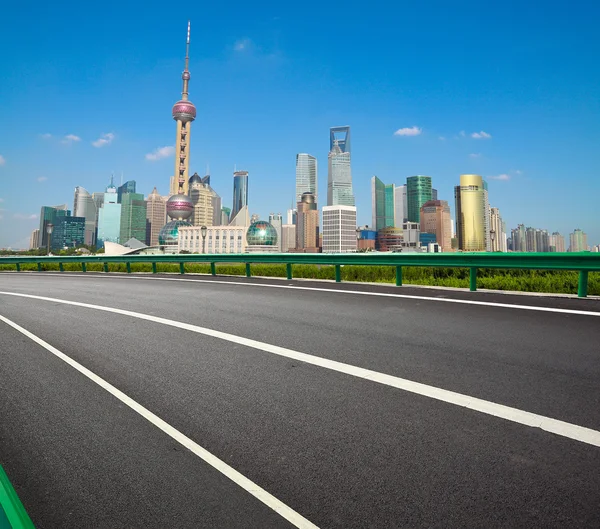 Route vide avec bâtiments de la ville de Shanghai Lujiazui — Photo