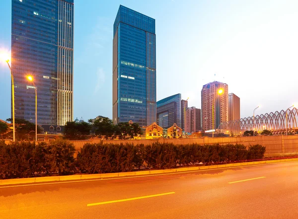 Edificio de la ciudad escena de calle y carretera de escena nocturna — Foto de Stock