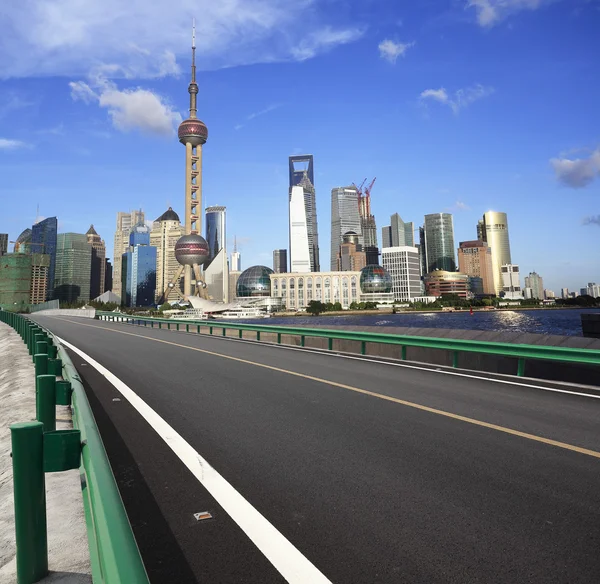 Superficie stradale vuota con shanghai bund edifici della città — Foto Stock