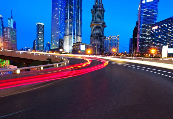 Lege wegdek met shanghai lujiazui stad gebouwen — Stockfoto