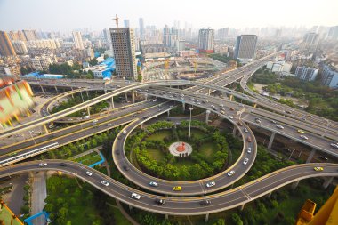 Şehir viyadük köprü yol manzarası.