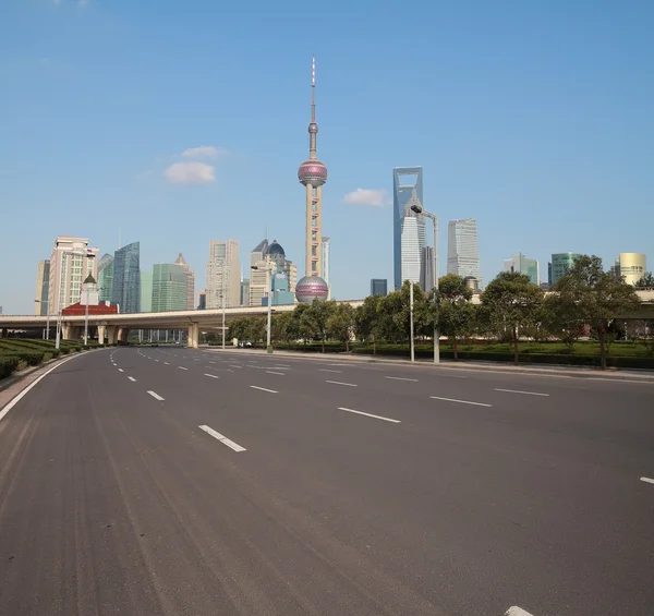 Пустая дорога с Шанхаем Lujiazui городских зданий — стоковое фото