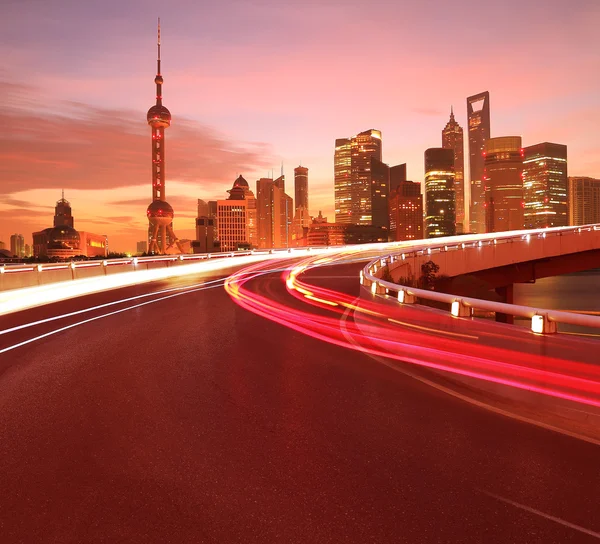 Surface de la route vide avec Shanghai Lujiazui bâtiments de la ville Aube — Photo