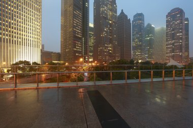 Boş mermer zemin yol ile modern şehir mimarisi arka plan