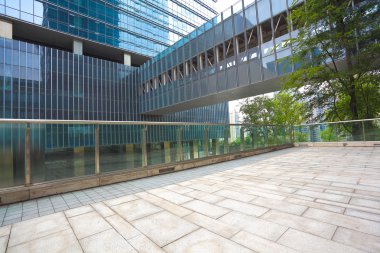 Boş yol kat modern bina arka plan ile  