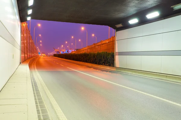 Cidade túnel viaduto estrada de cena noturna — Fotografia de Stock
