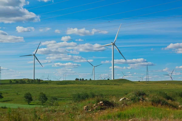 草原上的生态风力发电机 — 图库照片