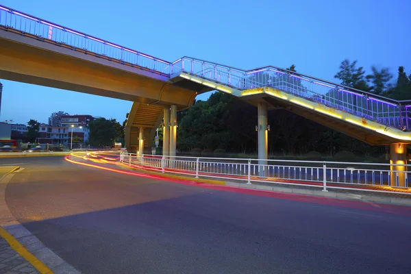 Gece sahne kentsel yaya köprüsü ve yol kavşağı — Stok fotoğraf