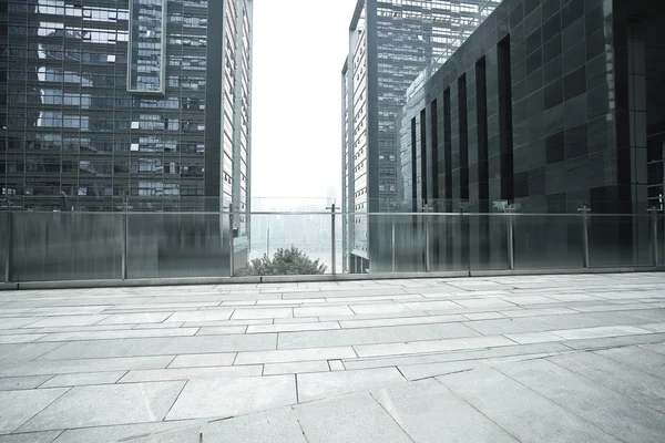 Pavimento stradale vuoto con sfondo edificio moderno — Foto Stock