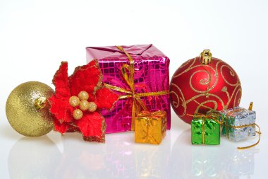 Kırmızı Noel balls_gift kutu beyaz arka plan üzerinde kırmızı Noel flower_isolated ile