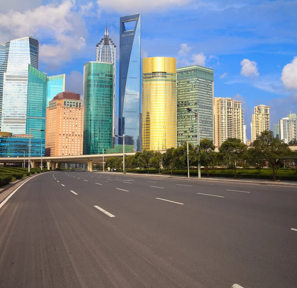 Route vide avec bâtiments de la ville de Shanghai Lujiazui — Photo