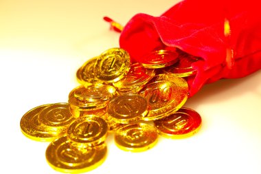 Kırmızı çuval dağınık yığın altın sikke