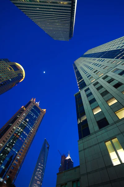 Tittar upp på Shanghai modern stad byggnader bakgrunder — Stockfoto