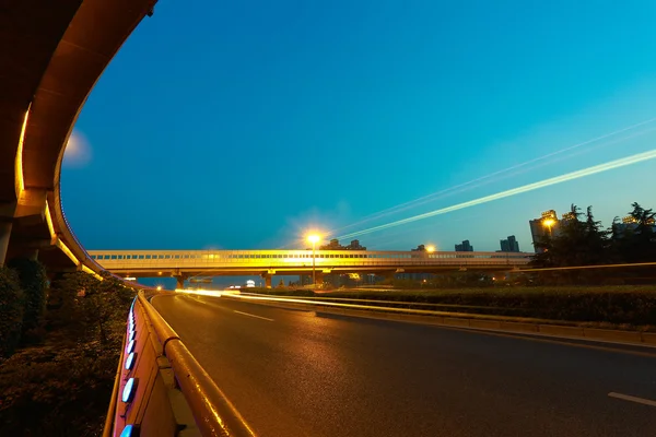 Empty road floor with modern city viaduct — Stock Photo, Image