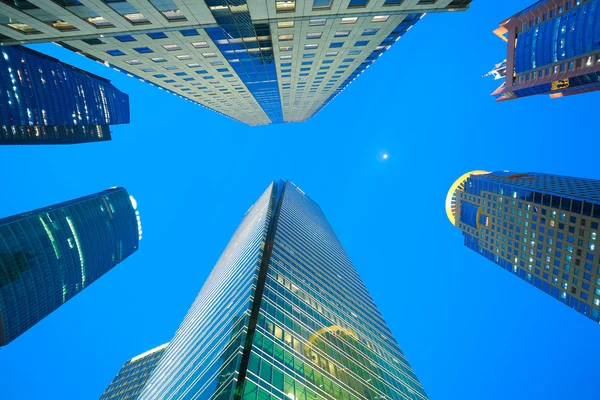 Blick nach oben auf moderne Gebäude in Shanghai — Stockfoto