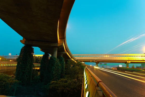 Empty road floor with modern city viaduct — Stock Photo, Image