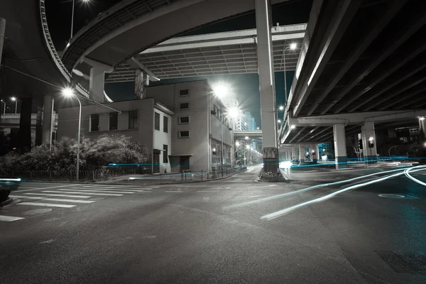 Ночная сцена на городской дороге — стоковое фото
