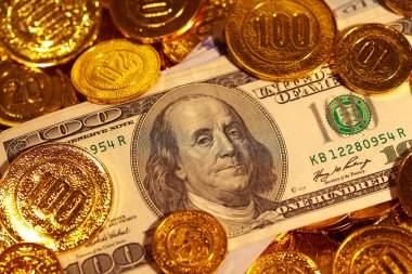 Banknotlar altın sikke yığın