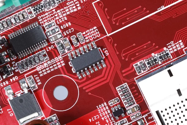Närbild av röda elektroniska kretskort med processor — Stockfoto