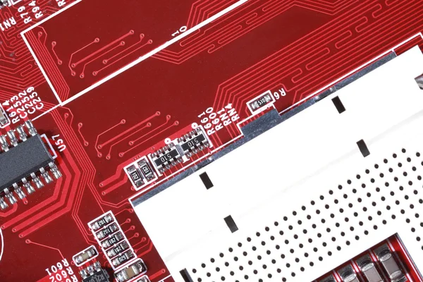 Zbliżenie: czerwony elektroniczny płytka z procesorem — Zdjęcie stockowe